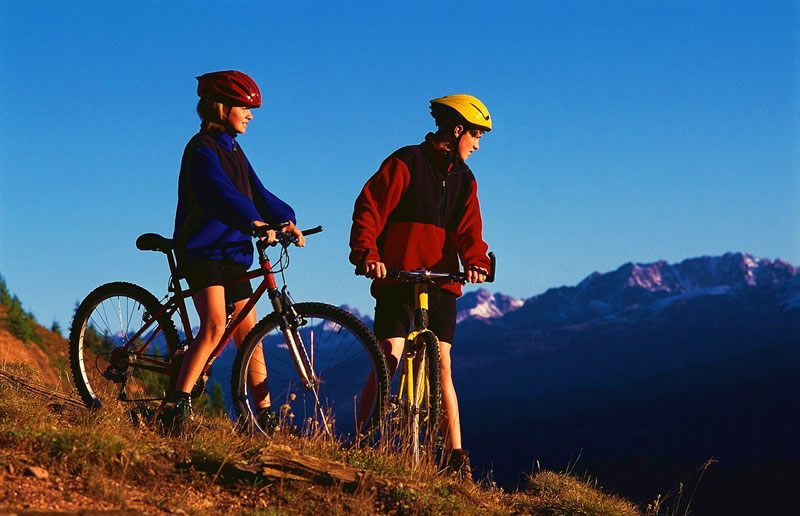 The bicycling trails in Darjeeling passes through woods of rhododendron, spruce and pine. The Darjeeling Mall Bicycle Trail covers two kilometres and offers some great views of the Lebong cantonment area, tea gardens, and the snow-capped Himalayan ranges